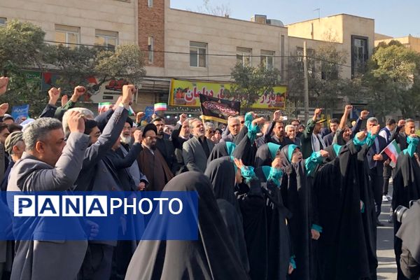 اجتماع عظیم دانش آموزان ناحیه دو شهرری به مناسبت یوم الله ۱۳ آبان در میدان نماز