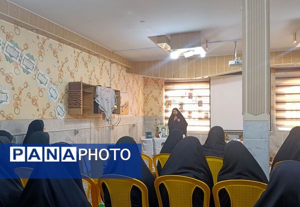 یادواره شهدا؛ عطر ایثار در دبیرستان نمونه محمودیه پیچید