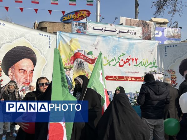 حال و هوای غرفه‌های سازمان دانش‌آموزی و خبرگزاری پانا در راهپیمایی ۲۲ بهمن