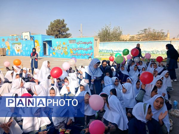 از نمایش تا نقاشی همگانی؛ روزی پر از شادی در دبستان سوم شعبان ناحیه یک یزد