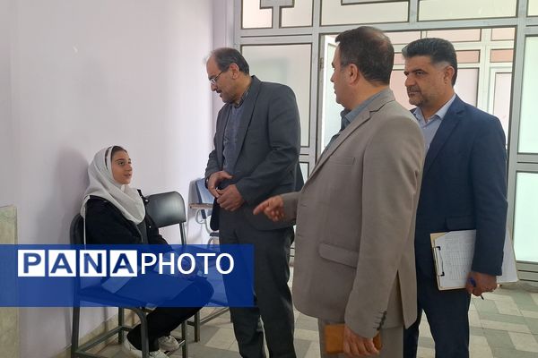 تصاویری زیبا از تمرکز دانش‌آموزان دختر در المپیاد رویش ناحیه۳ شیراز 