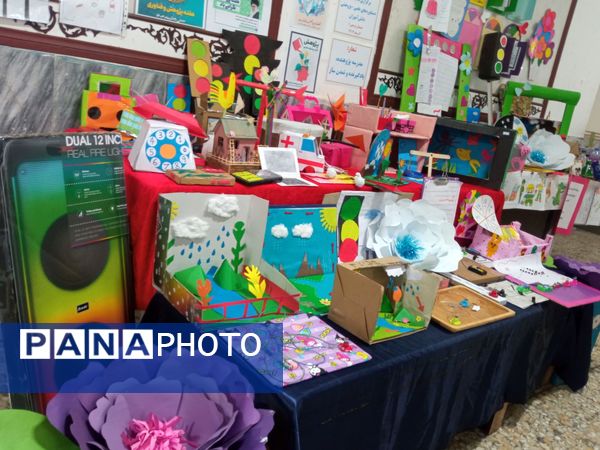 نمایشگاه دستاوردهای علمی و پژوهشی دبستان نرجس یک و دو 