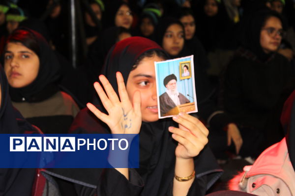 حضور پررنگ دانش‌آموزان دختر در آیین فاطمیون کرمان