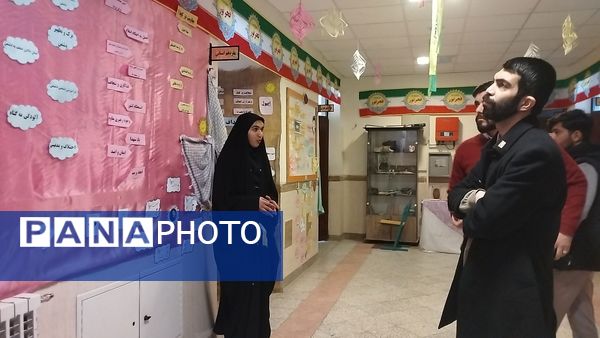 برپایی نمایشگاه مدرسه انقلاب در دبیرستان پروین اعتصامی حاجی‌آباد