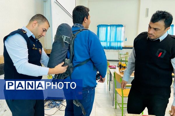  آماده‌سازی مانور زلزله با آموزش آتش‌نشان‌ها در مدرسه نمونه‌دولتی شهید مطهری رباط‌کریم