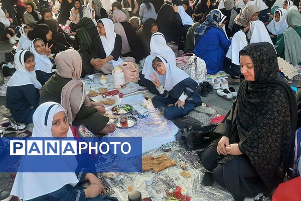 برگزاری مراسم صبحانه مادر دختری همزمان با آغاز هفته‌ پیوند اولیا و مربیان در دبستان مهندس وحید کیهانی ناحیه یک شهرری