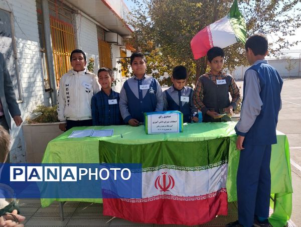 انتخابات شورای دانش آموزی در مدرسه زرتاش خلیل آباد