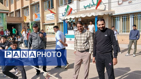 برگزاری مسابقات ورزشی دبیرستان معلم ساوجبلاغ در هفته تربیت‌بدنی