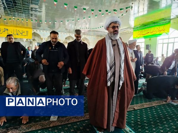 اقامه نماز جماعت بعد از  راهپیمایی در کاشمر 