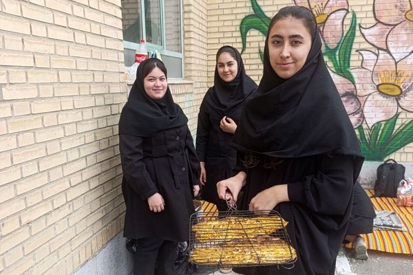 طبخ 250 کیلوگرم ماهی در هنرستان دخترانه خدیجه کبری (س) ناحیه ۴ تبریز
