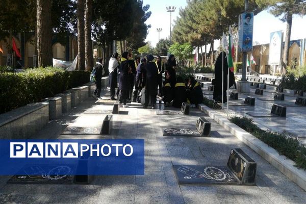 حضورپیشتازان دبیرستان شهید مجید دهنوی درگلزار شهدای بهشت فضل نیشابور