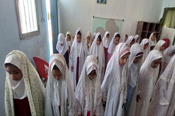 حضور پرشور دانش‌آموزان پایه چهارم دبستان شهید تنیده در نماز جماعت