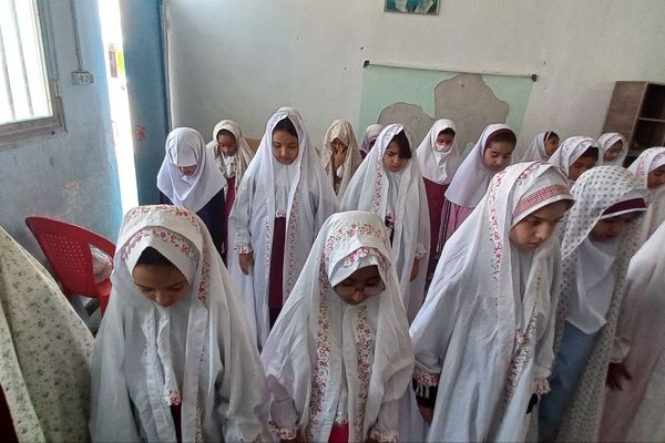 حضور پرشور دانش‌آموزان پایه چهارم دبستان شهید تنیده در نماز جماعت