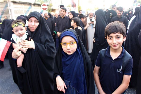 حماسه حضور نوجوانان کفن‌پوش قمی در راهپیمایی «عهد خون»
