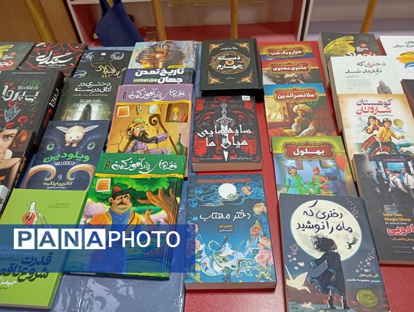 نمایشگاه کتاب در دبستان آرمینه مصلی نژاد 
