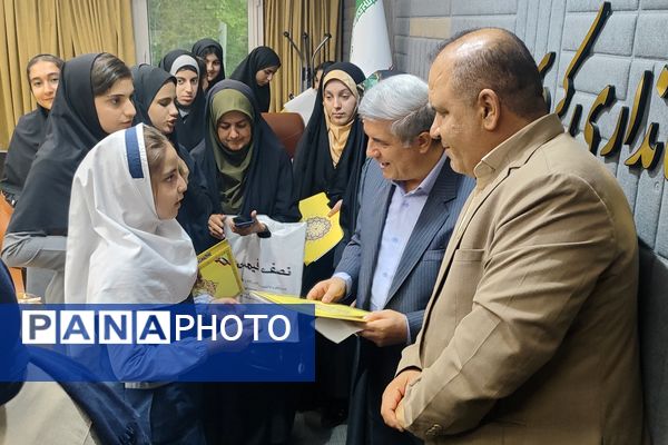 دیدار صمیمی استاندار کردستان با جمعی از دختران نخبه استان