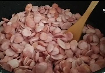 توزیع غذای نذری بین زائران مسجد مقدس جمکران 