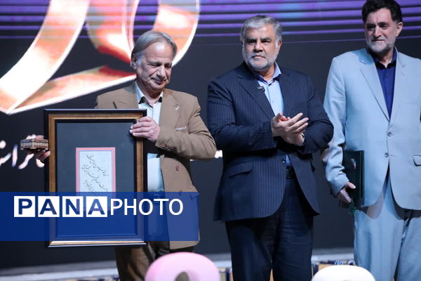 آیین تقدیر از برگزیدگان بیست و ششمین جشنواره تئاتر استان قم