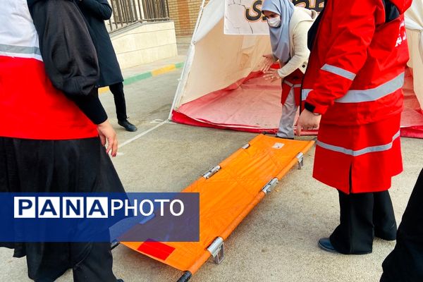 پشت‌صحنه آماده‌سازی مانور زلزله در مدرسه استاد مطهری رباط‌کریم