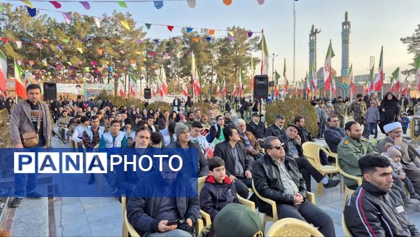 آیین مهمانی لاله‌ها و عطر افشانی گلزار شهدای کاشان