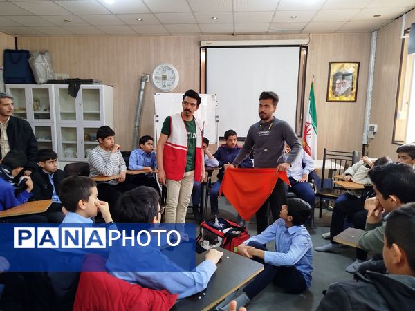 حضور دانش‌آموزان دبیرستان نمونه دانش در پایگاه هلال احمر کاشمر