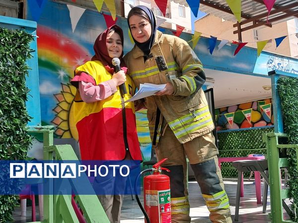 حضور آتش‌نشان البرزی در دبستان ارمغان هستی ناحیه 3 کرج به‌مناسبت روز آتش‌نشان و ایمنی 