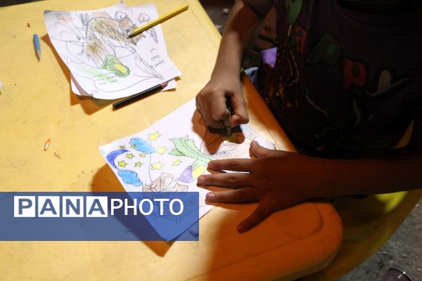 دانش‌آموزان در موکب دانش‌آموزی عشاق‌الحسین از زائرین کربلای معلی پذیرایی کردند