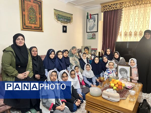 دیدار دانش‌آموزان دبستان المهدی ناحیه 2 کرج با خانواده دانش‌آموز شهید رضا پناهی