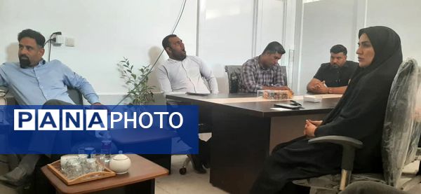 نشست مدیر آموزش و پرورش ناحیه یک بندرعباس با بخشدار و دهیاران بخش شمیل