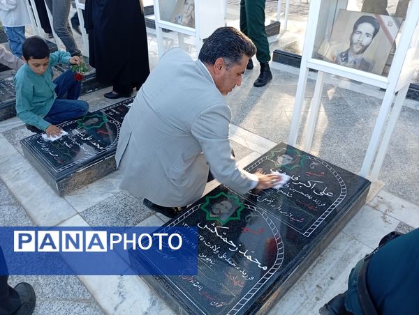 عطر افشانی و گلباران مزار شهدا توسط مسئولین کاشمر به مناسبت هفته دولت
