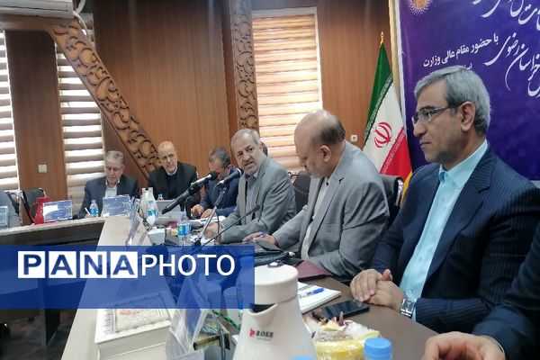 نشست مشترک اعضای کمیسیون آموزش و تحقیقات مجلس، مدیران آموزش و پررش استان خراسان رضوی و وزیر آموزش وپرورش در مشهد
