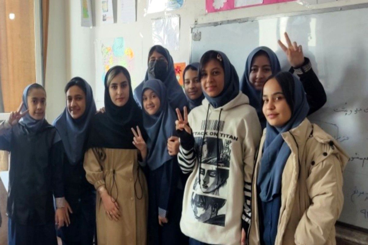 عکس یادگاری دانش‌آموزان مدرسه هجرت پاکدشت 