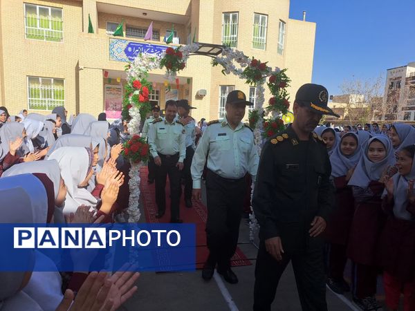 تجلیل از پدران ارتشی در دبستان دخترانه الزهرا به‌مناسبت هفته نیروی انتظامی