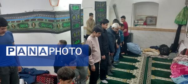 حضور مدیر و معاون دبستان شهید پسندیده فدافن در جمع نوجوانان معتکف مسجد صاحب الزمان(ع)