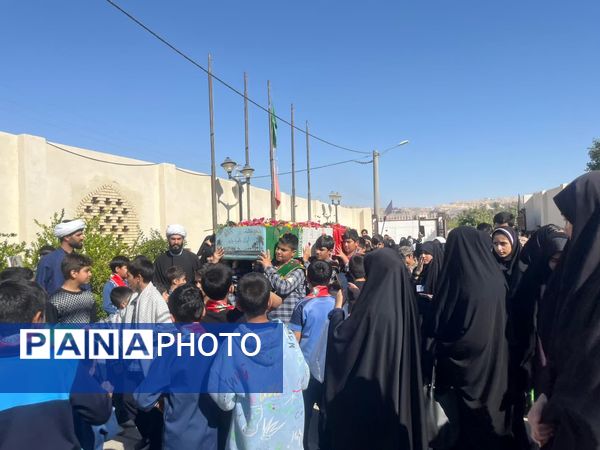 استقبال پرشور دانش‌آموزان جم از شهید گمنام در آستانه شهادت حضرت زهرا(س)