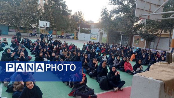 برگزاری مراسم ۱۳ ابان در دبیرستان مستوفی ۲