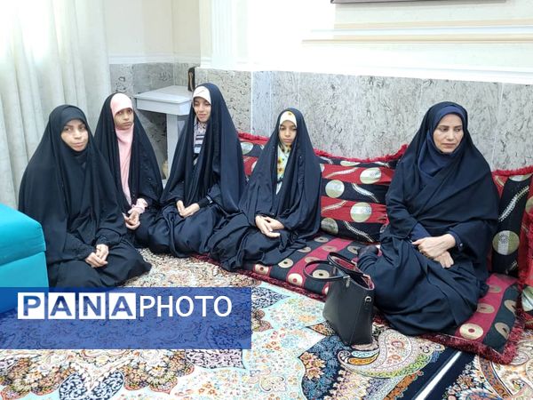 دیدار مسئولان آموزش و پرورش ناحیه یک بندرعباس با خانواده شهید رضا زارعی