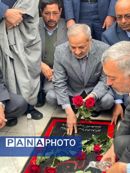 ادای احترام وزیر آموزش و پرورش به شهدای تایباد