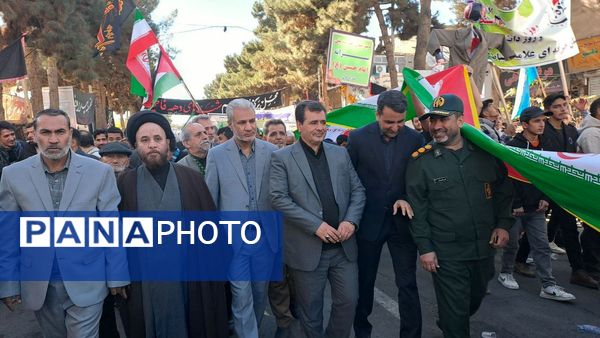 حماسه حضور نوجوانان تربت‌حیدریه در روز دانش‌آموز