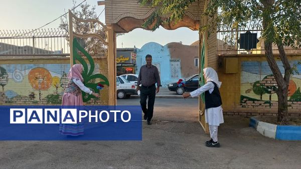جلسه انجمن اولیا و مربیان در دبیرستان فرزانگان