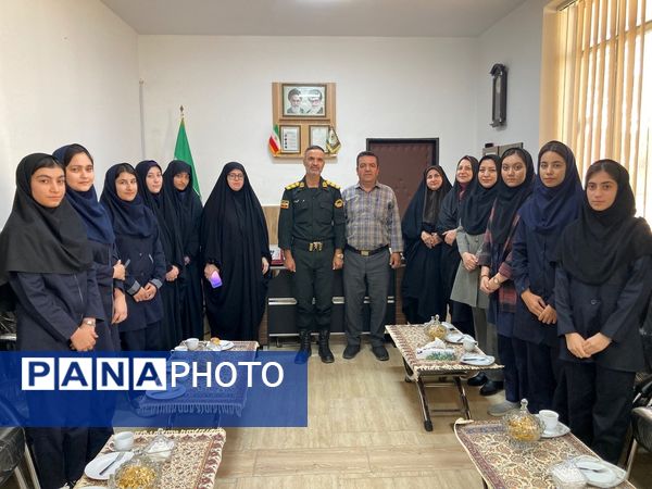 بازدید دانش‌آموزان دبیرستان سمیه از کلانتری ۱۱ بجنورد به مناسبت هفته نیروی انتظامی 