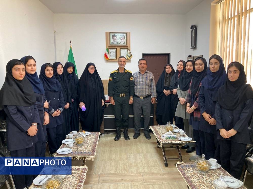 بازدید دانش‌آموزان دبیرستان سمیه از کلانتری ۱۱ بجنورد به مناسبت هفته نیروی انتظامی 