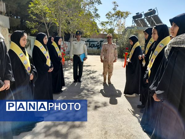 جلسه پیشگیری از آسیب‌های فضای مجازی همزمان با هفته نیروی انتظامی در آموزشگاه تکتم 