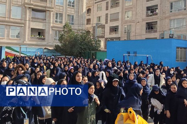 شور وشوق دانش‌آموزان در برنامه صبحگاهی مدرسه مریم بهارستان دو