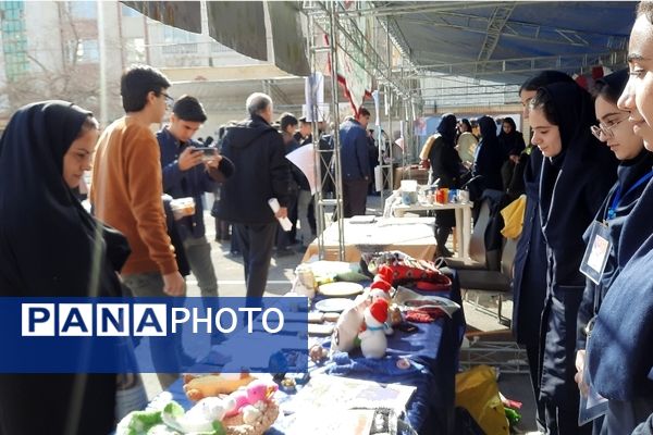 اولین نمایشگاه ماها در دبیرستان فرزانگان ۲ دوره دوم ناحیه ۷ مشهد