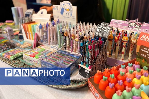 وقتی کتاب‌ها در مدرسه صف می‌کشند؛ استقبال پرشور دانش‌آموزان از نمایشگاه کتاب