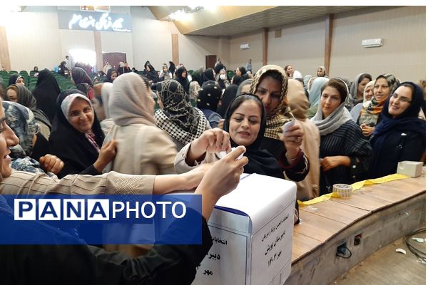 انتخابات انجمن اولیا و مربیان دبیرستان دخترانه پویش ناحیه 3 شیراز