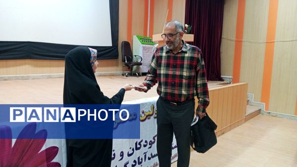 رونمایی از کتاب «پنج روایت از یک مرد زندگی» در اسدآباد