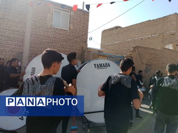 عزاداری هیئت زنجیر زنی روستای نقاب در روز تاسوعای حسینی