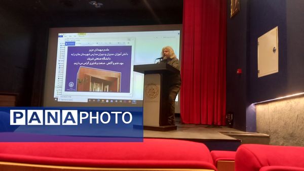 بازدید دانش‌آموزان مدارس هیأت امنایی فرزانگان و شهدای مدافع حرم از دانشگاه صنعتی شریف 